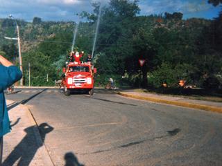 Paseo navideño en carro bomba