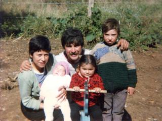 Silvia Yáñez y Santiago Mancilla con los niños Silvia Yáñez y Santiago Mancilla con los niños