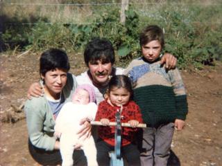 Silvia Yáñez y Santiago Mancilla con los niños