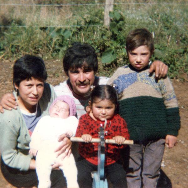 Silvia Yáñez y Santiago Mancilla con los niños