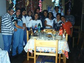 Familia y amigos celebran cumpleaños