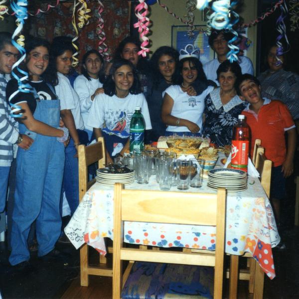 Familia y amigos celebran cumpleaños