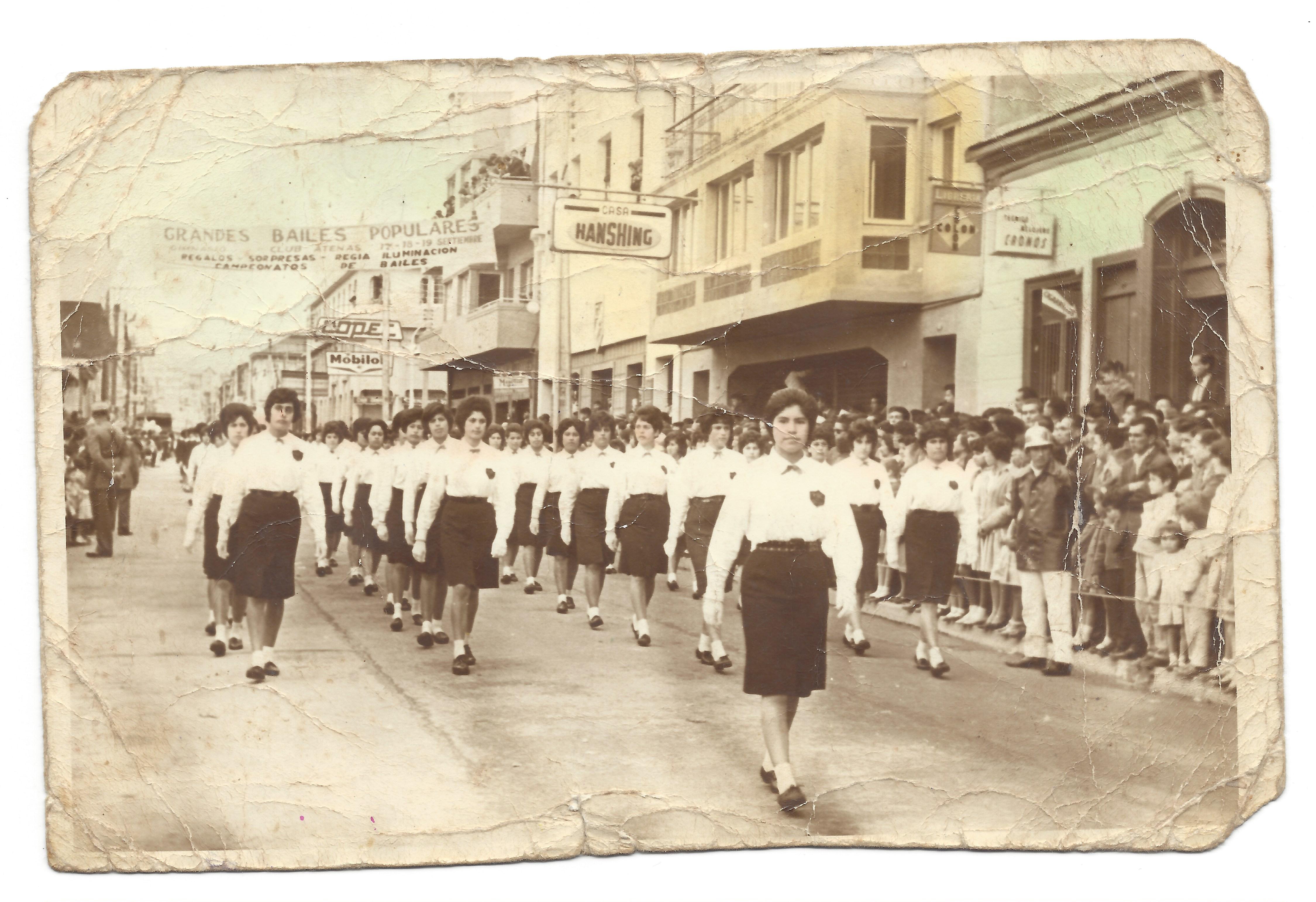 Desfile de alumnas de la Escuela Vocacional Desfile de alumnas de la Escuela Vocacional
