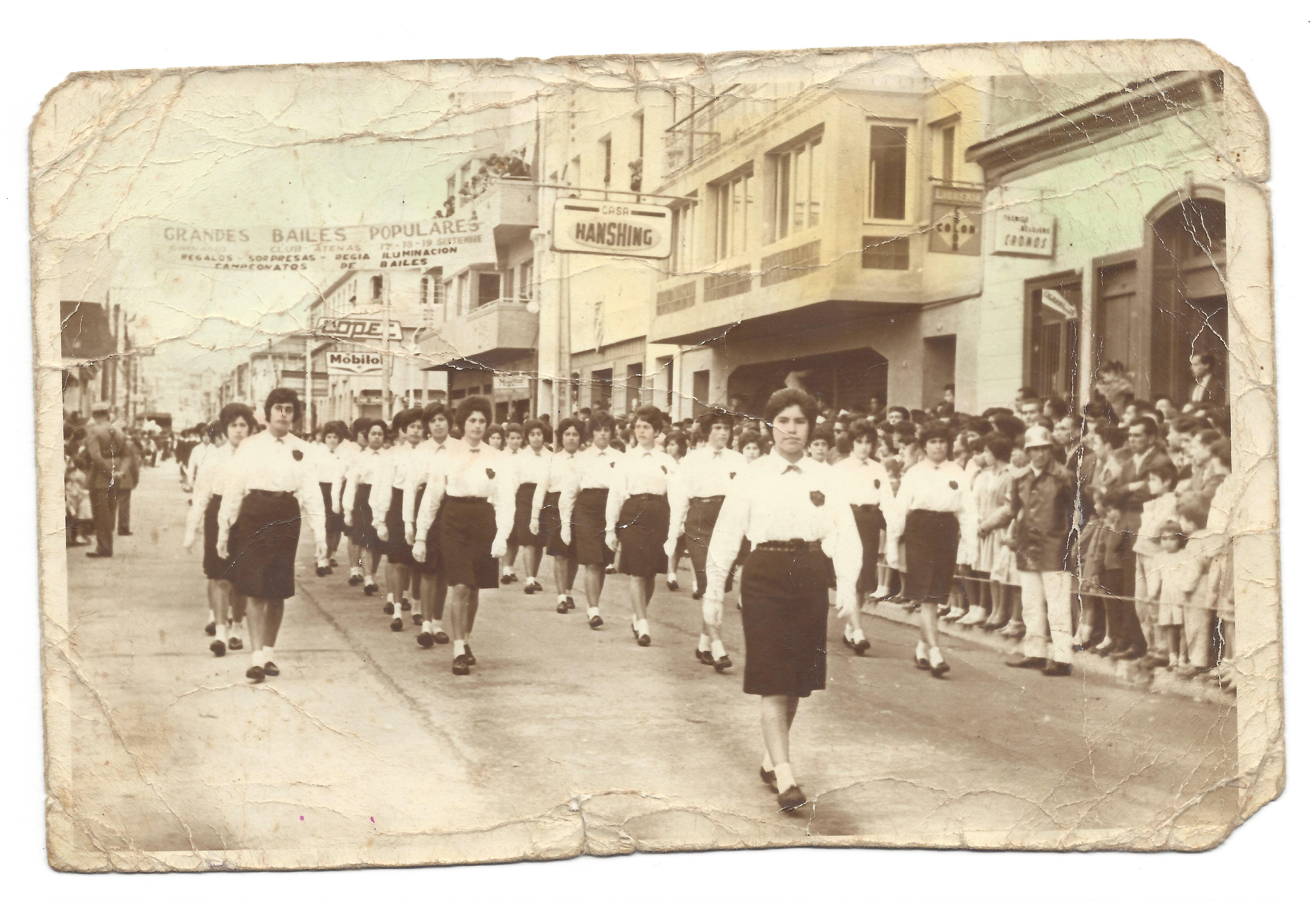 Desfile de alumnas de la Escuela Vocacional