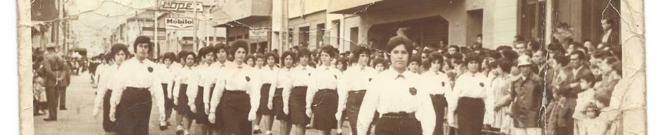 Desfile de alumnas de la Escuela Vocacional