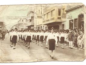 Desfile de alumnas de la Escuela Vocacional