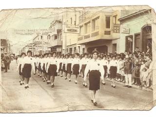 Desfile de alumnas de la Escuela Vocacional