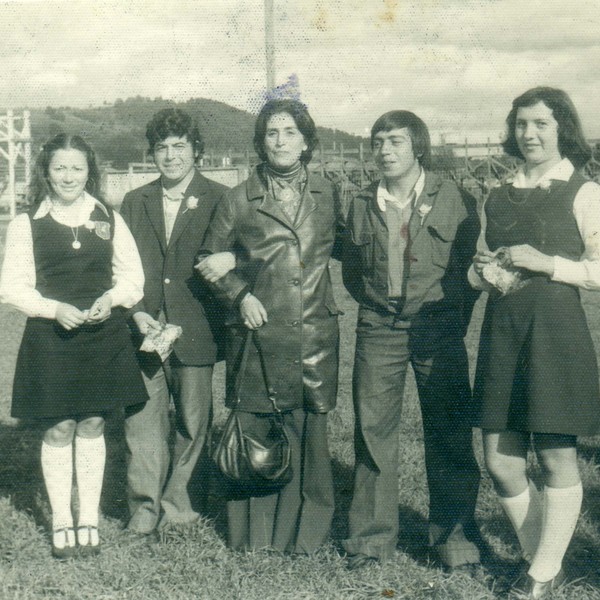 Gladys Ríos y estudiantes