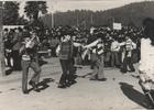 Presentación artística en un desfile de fiestas patrias