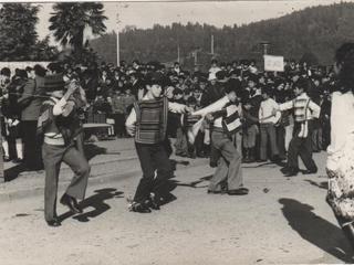 Presentación artística en un desfile de fiestas patrias