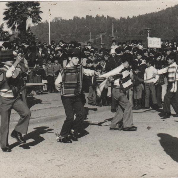 Presentación artística en un desfile de fiestas patrias