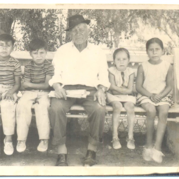 Juan Monardez y sus nietos Juan Monardez y sus nietos
