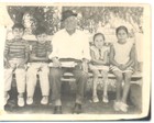 Juan Monardez y sus nietos