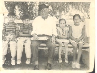 Juan Monardez y sus nietos Juan Monardez y sus nietos