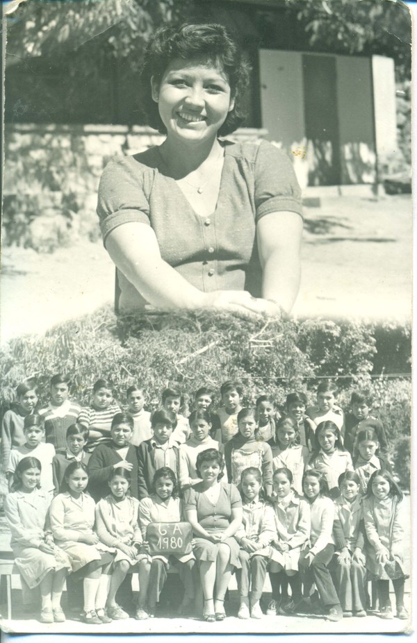 Estudiantes y su profesora Estudiantes y su profesora