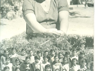 Estudiantes y su profesora Estudiantes y su profesora