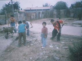 Niños en una construcción