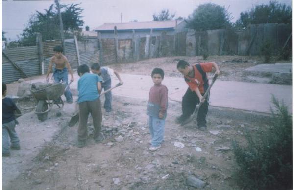 Niños en una construcción Niños en una construcción