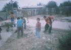 Niños en una construcción