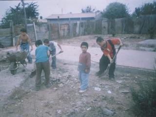 Niños en una construcción Niños en una construcción