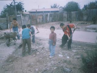 Niños en una construcción