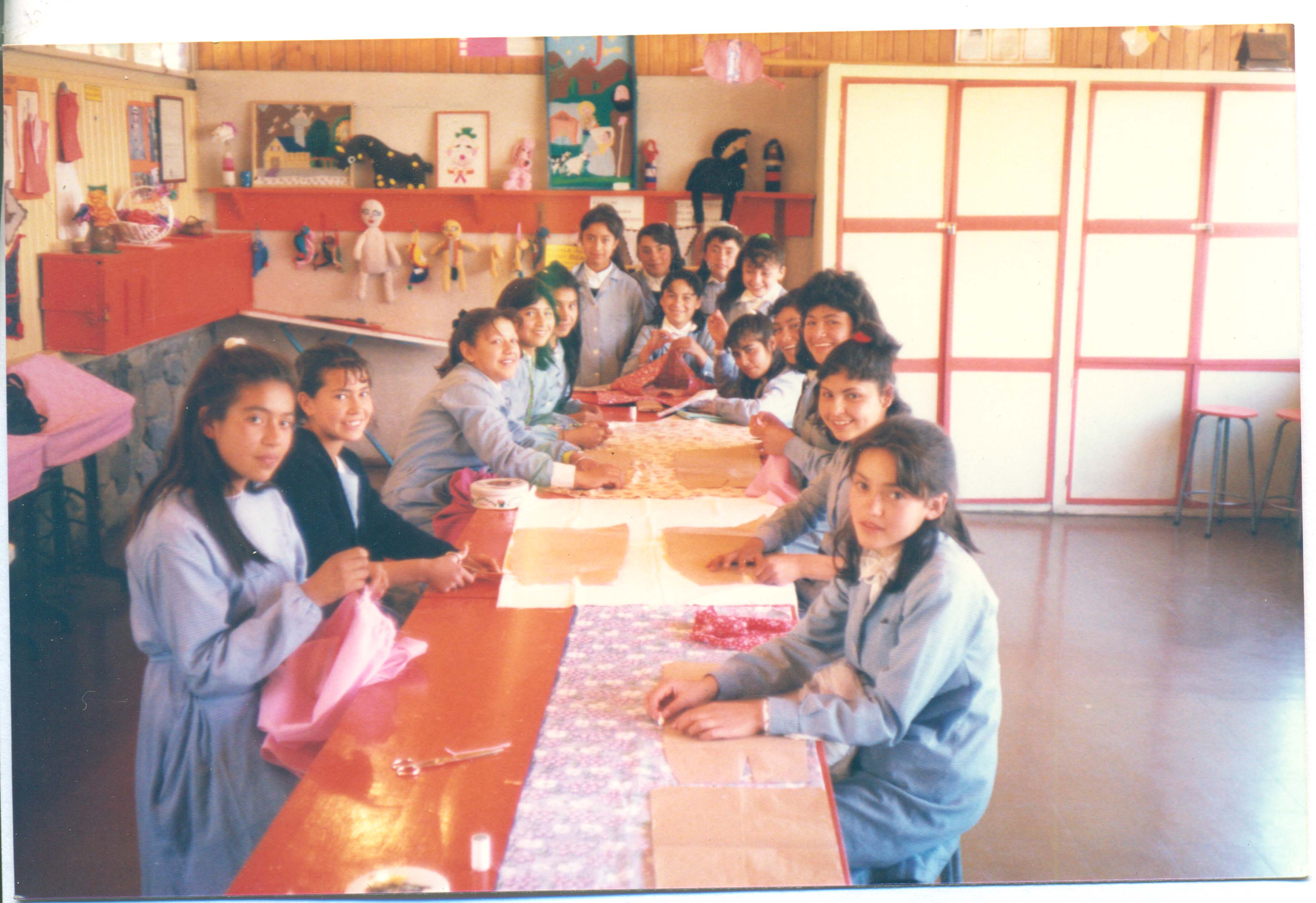 Alumnas en taller de vestuario Alumnas en taller de vestuario