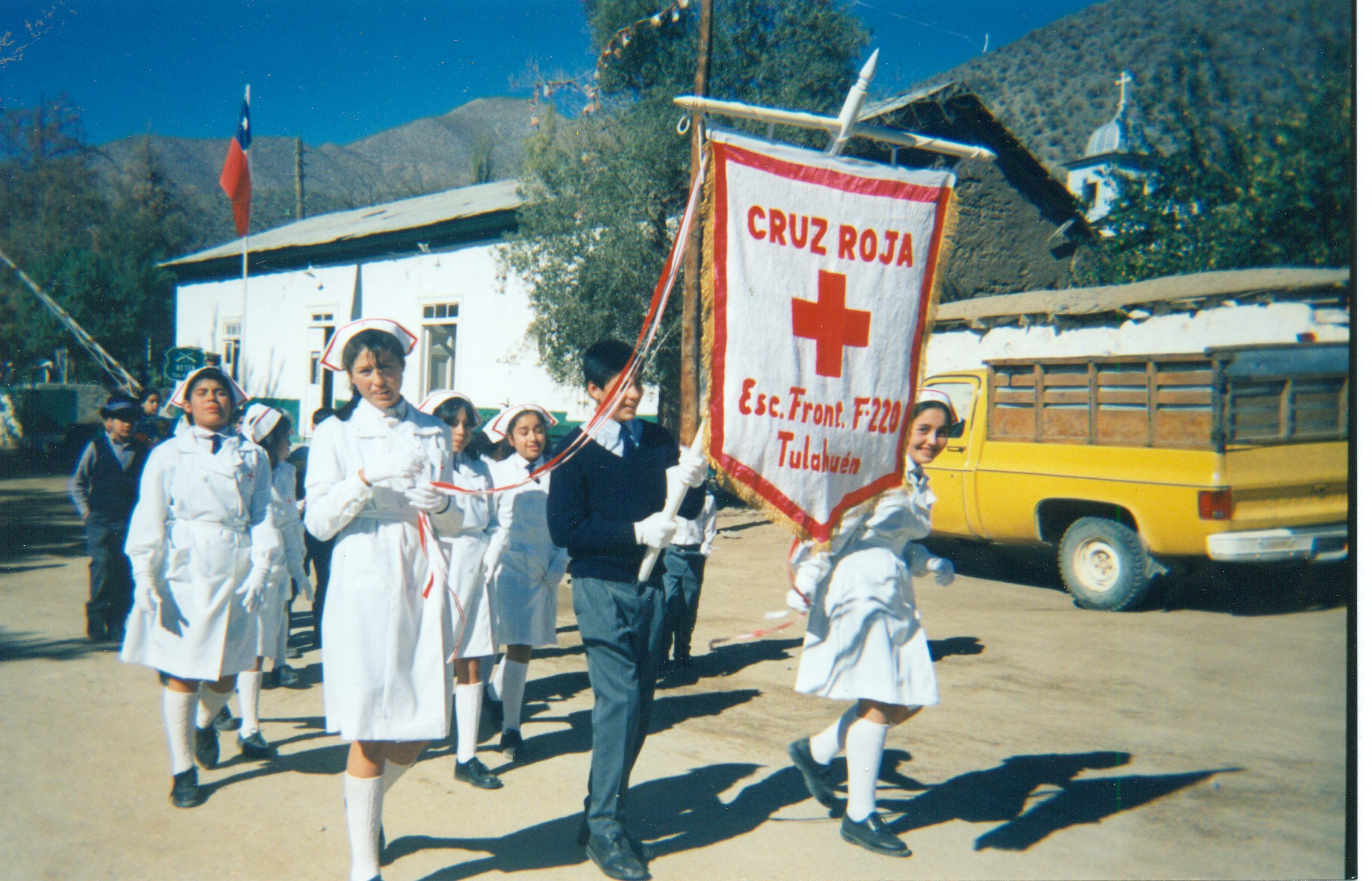 Desfile de estudiantes de la Cruz Roja