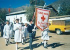 Desfile de estudiantes de la Cruz Roja