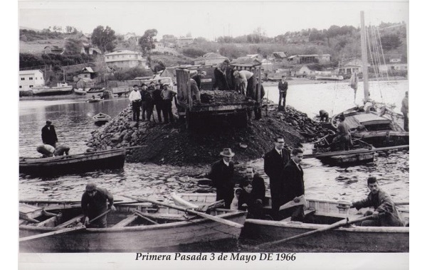 Construcción del piedraplén de Calbuco Construcción del piedraplén de Calbuco