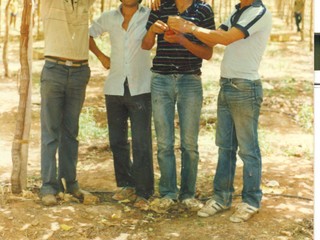 Trabajadores cosechando uva