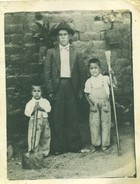 Tío y sobrinos en la plaza de Chañaral Alto