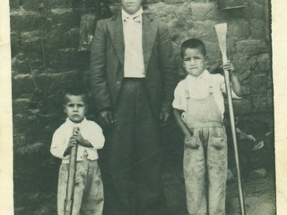 Tío y sobrinos en la plaza de Chañaral Alto