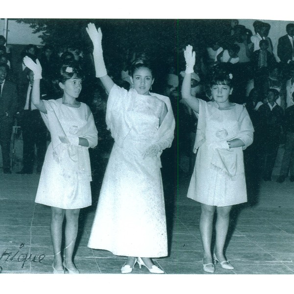Reina y sus damas de honor Reina y sus damas de honor