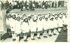 Desfile de alumnas de la Cruz Roja