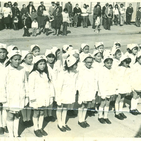 Desfile de alumnas de la Cruz Roja