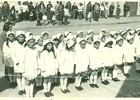 Desfile de alumnas de la Cruz Roja
