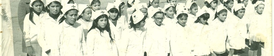 Desfile de alumnas de la Cruz Roja