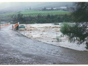 Crecida del río Huatulame en puente Los Morales