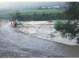 Crecida del río Huatulame en puente Los Morales