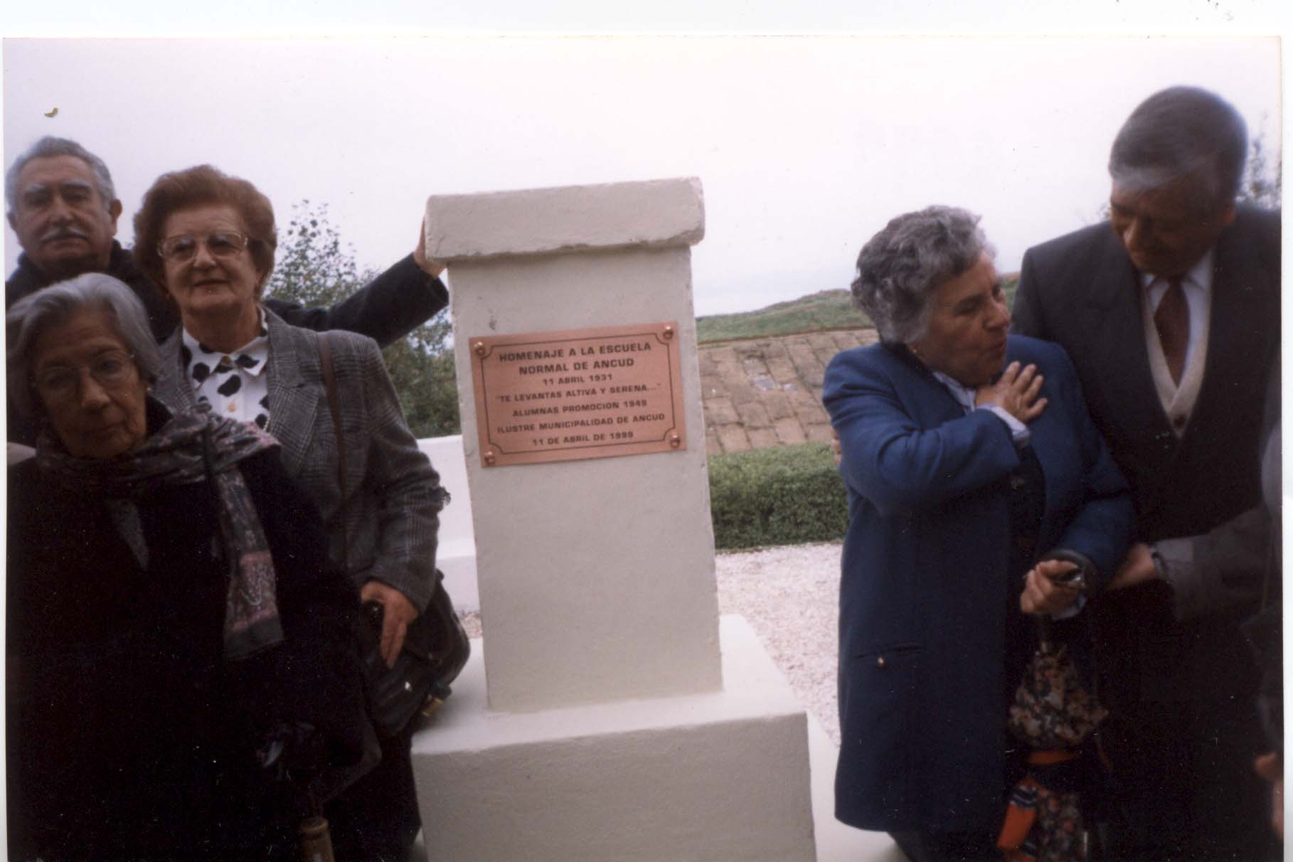 Placa recordatoria 50 años de egresadas Escuela Normal de Ancud