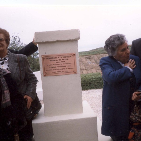 Placa recordatoria 50 años de egresadas Escuela Normal de Ancud