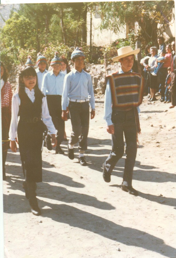 Niños desfilando en Carén