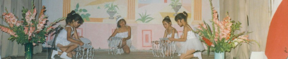 Niñas actuando en Teatro Parroquial de Carén Niñas actuando en Teatro Parroquial de Carén