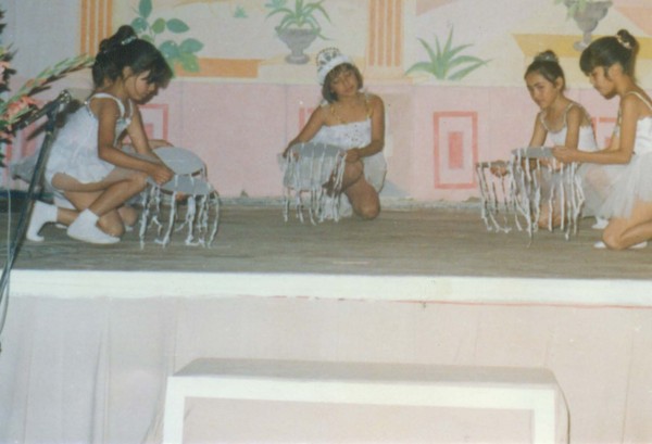 Niñas actuando en Teatro Parroquial de Carén