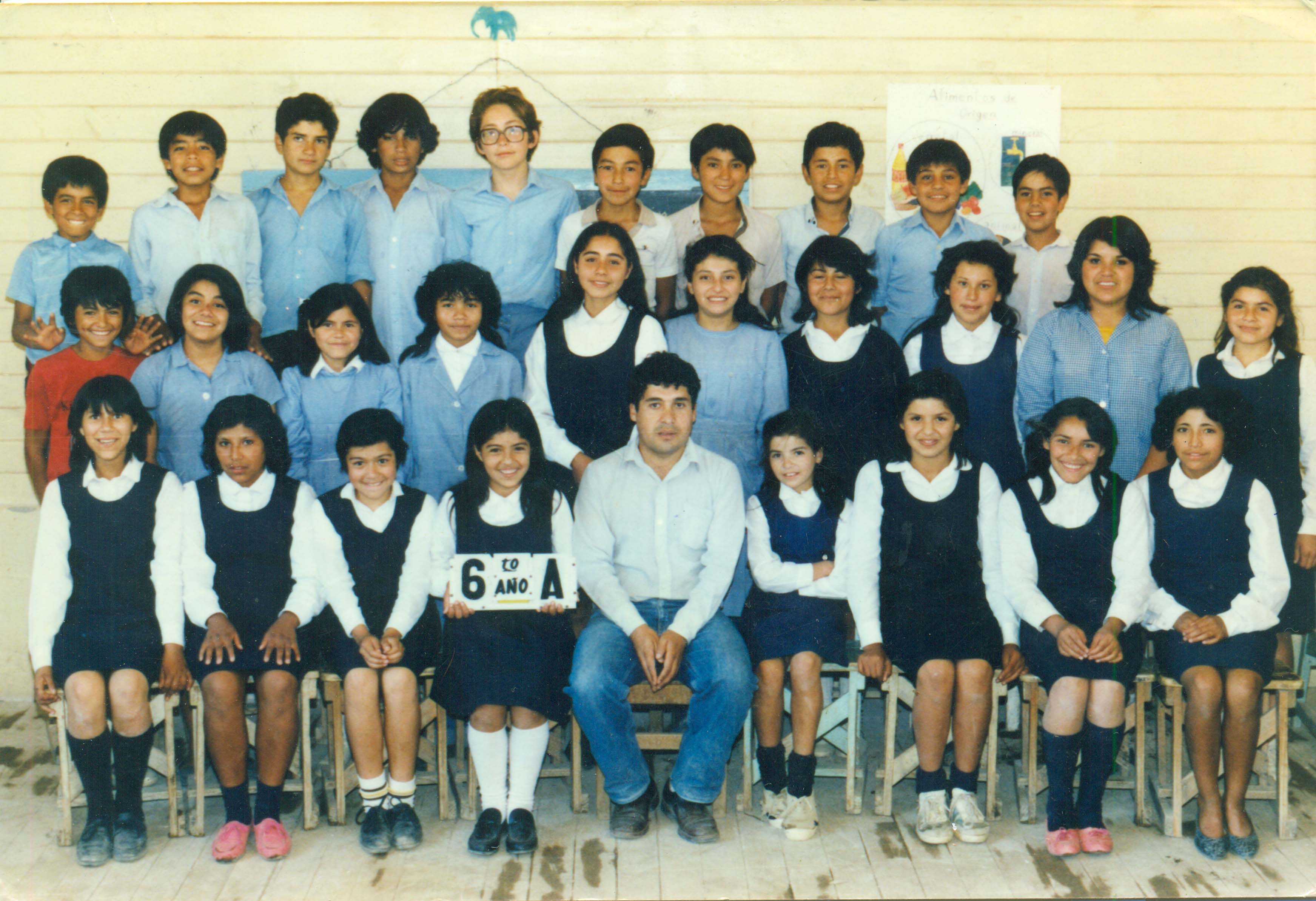 Profesor junto a curso sexto año básico