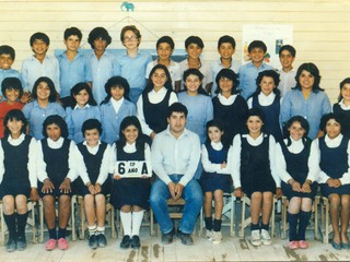 Profesor junto a curso sexto año básico Profesor junto a curso sexto año básico