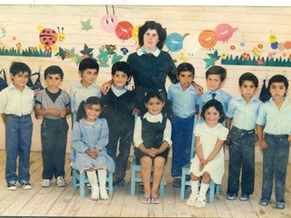 Alumnos de Kinder junto a educadora Lorena