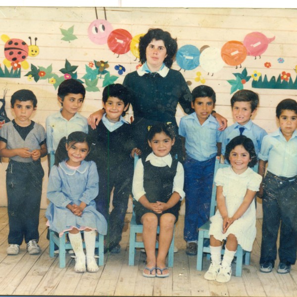 Alumnos de Kinder junto a educadora Lorena