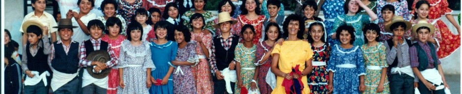 Grupo folclórico junto a profesora Carmen Guaman