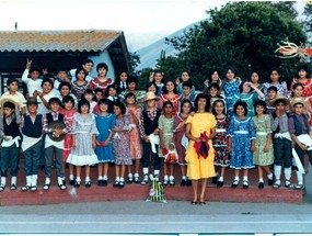 Grupo folclórico junto a profesora Carmen Guaman